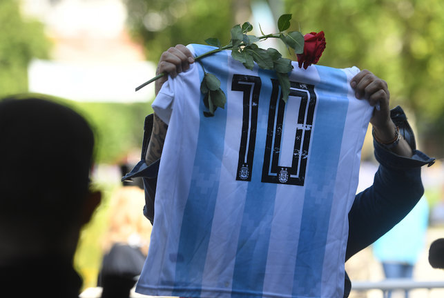 Un aficionado muestra una camiseta de la selección argentina de Diego Armando Maradona. / Fernando Gens