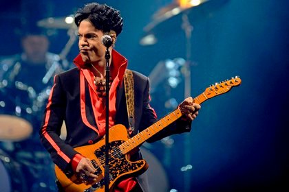 El cantante y compositor estadounidense Prince ofrece un concierto. EFE/Dirk Waem./Archivo