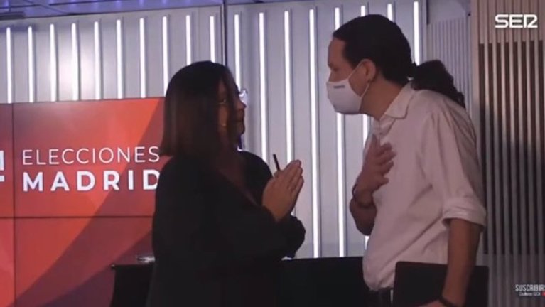 Iglesias habla con la moderadora del debate antes de abandonarlo. / SER