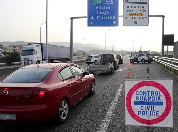 Control de la Guardia Civil a los coches procedentes de Asturias en la entrada de Ribadeo (Lugo). EFE/J. L. Cereijido/Archivo