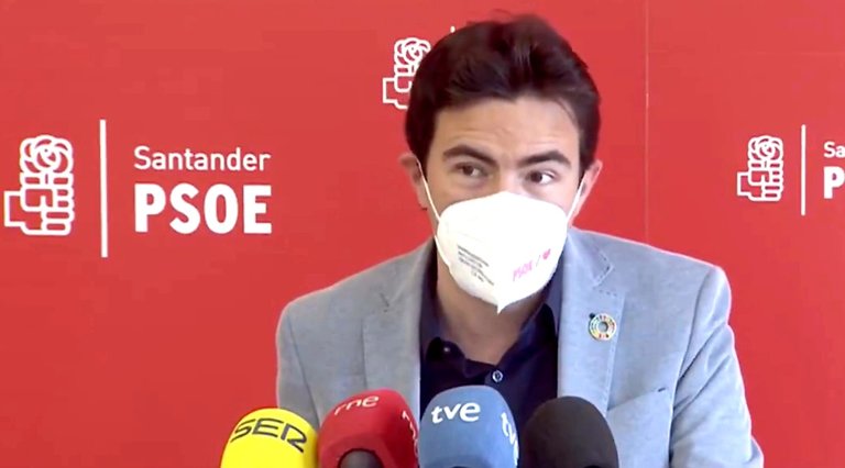 El diputado nacional del PSOE, Pedro Casares durante la rueda de prensa. / ALERTA