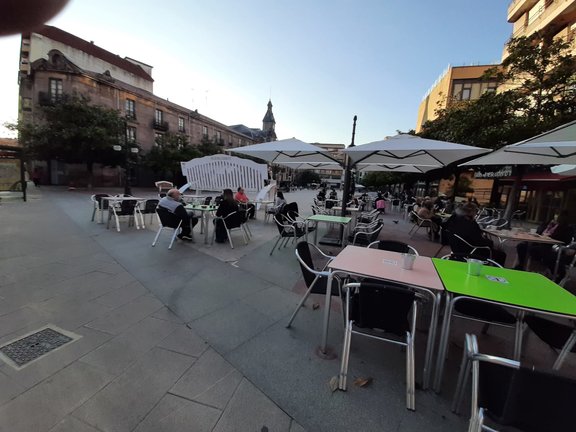 Vista de la terraza con varias personas en la plaza Baldomero Iglesias de Torrelavega. / S. Díaz