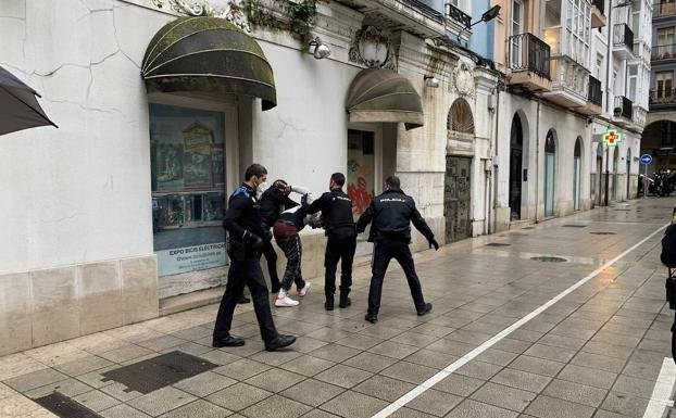 Detención de uno de los agresores, en el centro de Santander. / RTVE