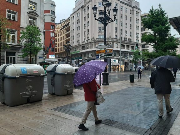 Varias personas por el centro de Santander. / S. Díaz