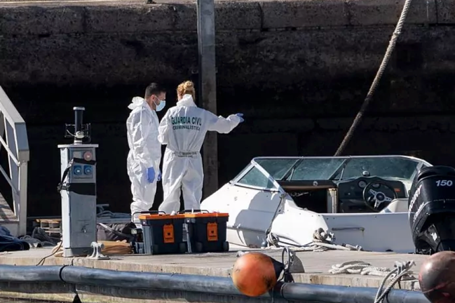 Agentes de la Guardia Civil analizan la barca del desaparecido.EFE