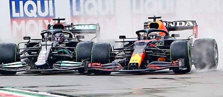 Lewis Hamilton y Max Verstappen en un momento de la última carrera. / EFE