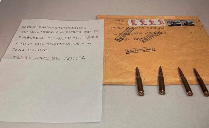 Imagen publicada en la cuenta de Twitter de Pablo Iglesias en la que se ve el mensaje y las balas que iban en el sobre.