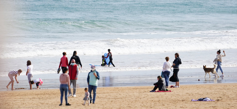 Varias personas disfrutan de la playa del Sardinero manteniendo las distancias de seguridad sanitaria. / HARDY