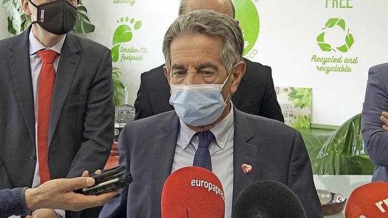 El presidente de Cantabria, Miguel Ángel Revilla, atiende a los medios de comunicación. / E. PRESS