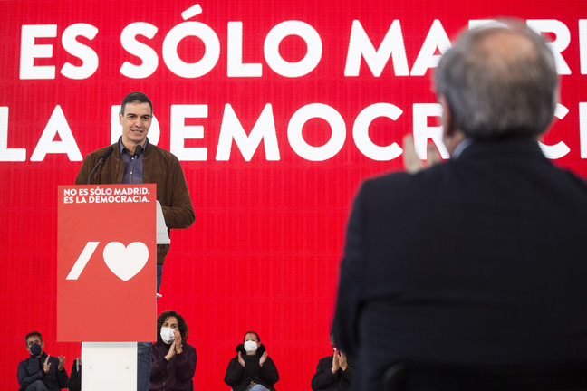 El secretario general del PSOE y presidente del Gobierno, Pedro Sánchez (i),
