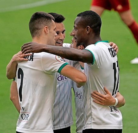 Mantilla, Isma López, Cedric y Pablo Torre, abrazados para celebrar un gol. / hardy
