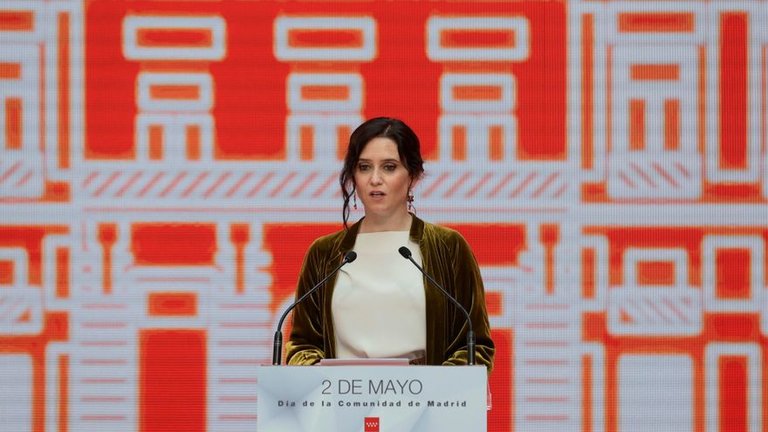 La presidenta de la Comunidad de Madrid, Isabel Díaz Ayuso, durante al acto de entrega de Medallas de la Comunidad de Madrid y Condecoraciones de la Orden del Dos de Mayo. EFE/Ballesteros