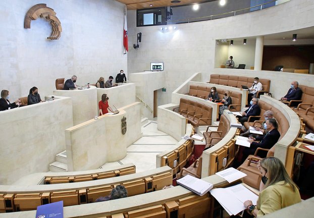 Imagen del Pleno celebrado ayer lunes en el Parlamento de Cantabria. / ALERTA