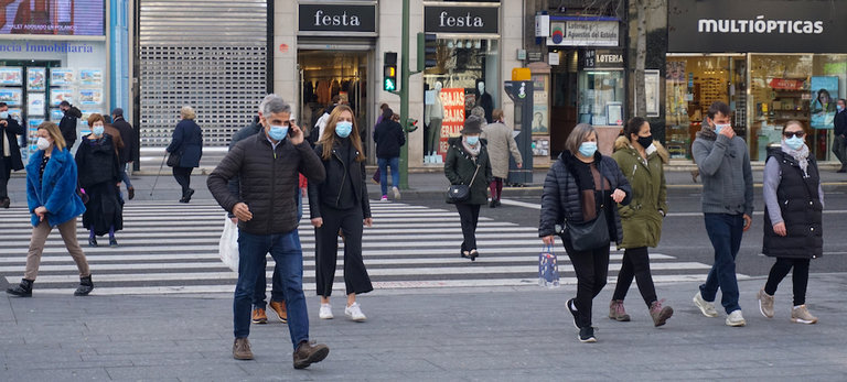 Varias personas con mascarilla por el centro de Santander. / Hardy