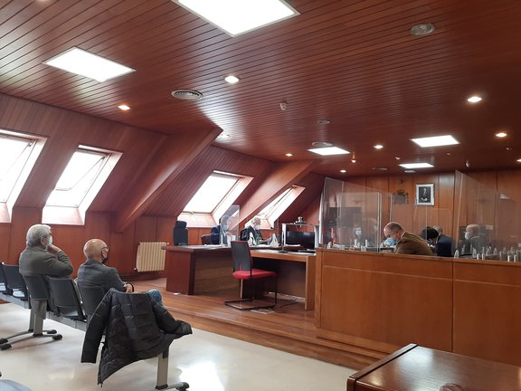 El exalcalde de Noja Jesús Díaz en el juicio contra él por el caso 'Nocanor' junto al también imputado secretario municipal del Ayuntamiento