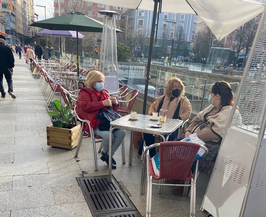 Varias personas sentadas en una terraza del centro de Santander. / HARDY