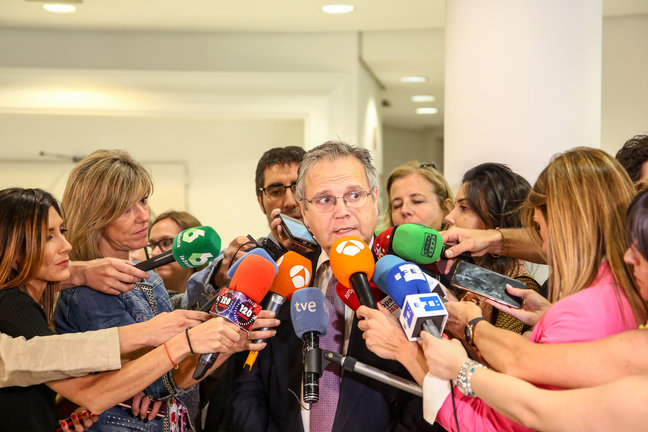Archivo - El concejal socialista Antonio Miguel Carmona ofrece declaraciones a los medios en el Edificio de Grupos del Ayuntamiento de Madrid.