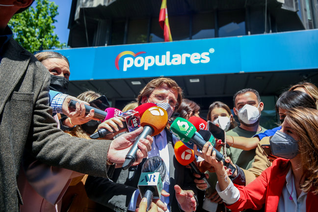 El alcalde de Madrid y portavoz nacional del PP, José Luis Martínez-Almeida, ofrece declaraciones a los medios frente a la sede del partido en la calle Génova, antes del Comité Ejecutivo Nacional, a 5 de mayo de 2021, en Madrid, (España). 