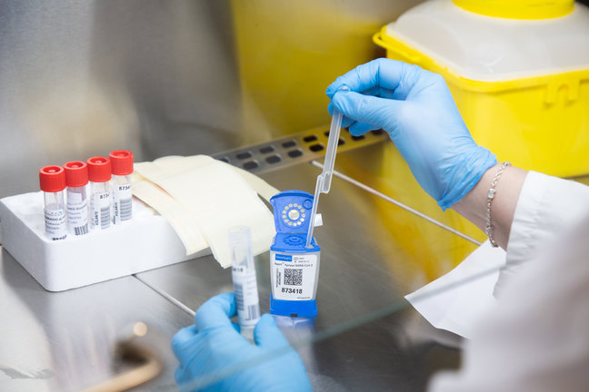 Una investigadora trabaja en el laboratorio de Microbiología del Hospital Universitario de Badajoz, a 15 de abril de 2021. En este laboratorio realizan la secuenciación de las muestras de coronavirus para confirmar algunas de las mutaciones más peligrosas
