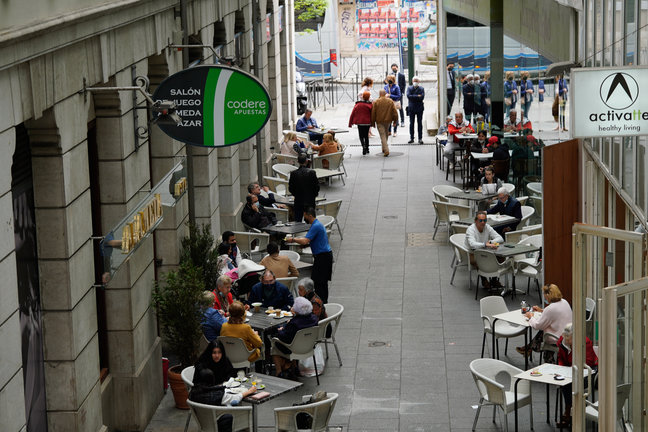 Varias personas en una terraza del centro de Santander. / HARDY