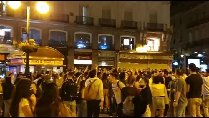 Aglomeraciones de persnas esta noche en distintos puntos de Madrid para celebrar el fin del estado de alarma - EUROPA PRESS