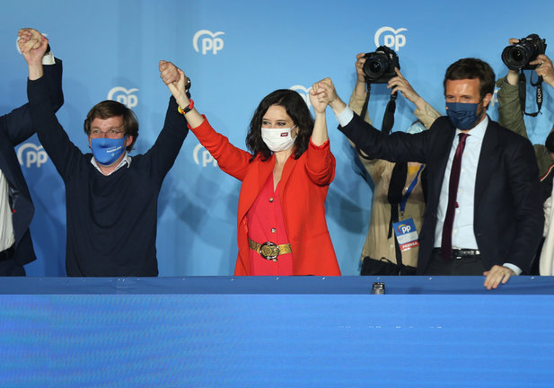 El alcalde de Madrid, José Luis Martínez-Almeida; la presidenta de la Comunidad de Madrid, Isabel Díaz Ayuso, y el presidente del PP, Pablo Casado, celebran la victoria del PP en las elecciones madrileñas. En Madrid, a 4 de mayo e 2021.