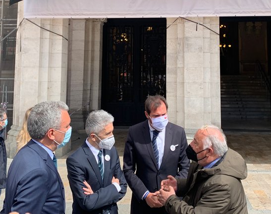 El ministro del Interior, Fernando Grande-Marlaska, conversa con el director general de Tráfico, Pere Navarro, en presencia del alcalde de Valladolid y el delegado del Gobierno en Castilla y León.