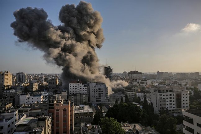Vista de humo después de un ataque israelí a la torre Al-Shorouq en la ciudad de Gaza. En respuesta a días de enfrentamientos violentos entre las fuerzas de seguridad israelíes y los palestinos en Jerusalén, varias facciones de militantes palestinos en Gaza lanzaron ataques con cohetes desde el 10 de mayo que mataron al menos seis israelíes hasta la fecha. EFE/EPA/MOHAMMED SABER