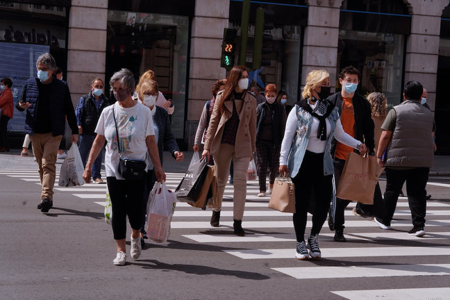 Varias personas con mascarilla cruzan una calle del centro de Santander. / Hardy