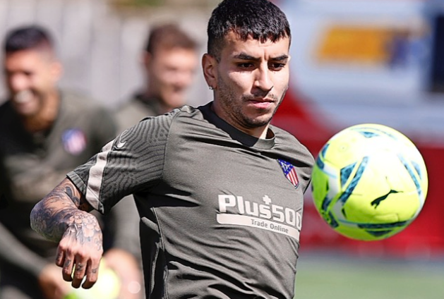 Correa, del Atlético de Madrid, durante el entrenamiento de ayer. / EFE