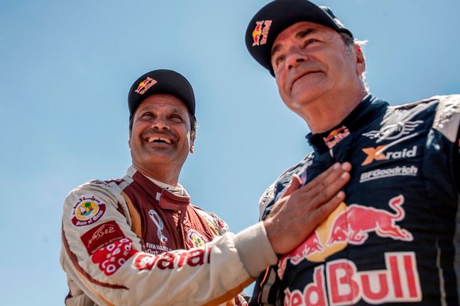 El piloto catarí Nasser Al-Attiyah, y el piloto Carlos Sainz (d), primer y segundo clasificado respectivamente, tras la cuarta etapa del Rally Andalucía 2021, prueba de preparación para el Dakar 2022. EFE/ Brais Lorenzo