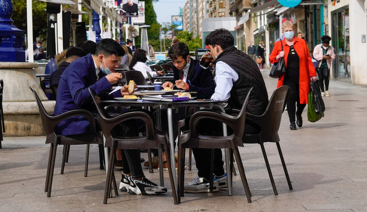 Varias personas sentadas en una terraza en el centro de Santander. / Hardy