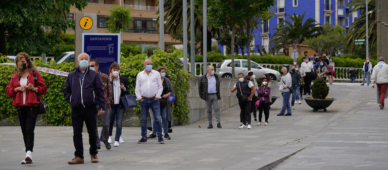 Varias personas esperar para recibir la dosis de la vacuna contra el coronavirus en el Palacio de Exposiciones de Santander. / HARDY