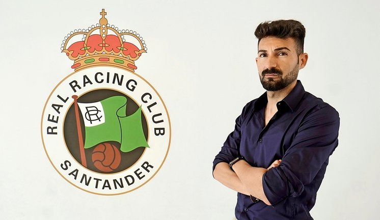 Guillermo Fernández Romo, posando junto al escudo en su anterior paso por el Racing. / ALERTA