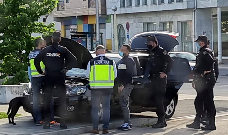 Varios agentes detienen e inspeccionan un vehículo en la Operación Topo. / CNP