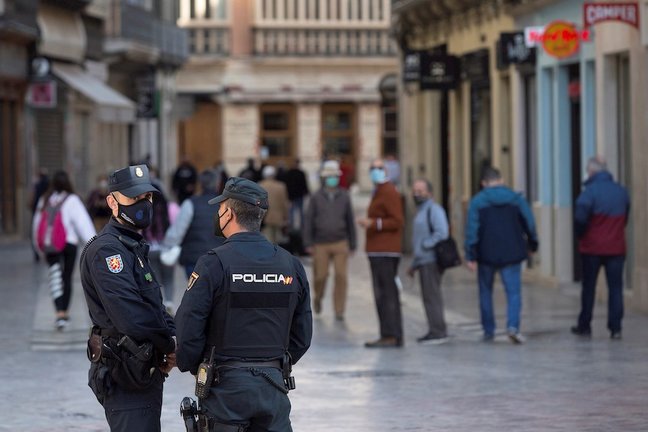 Varios policías vigilan las calles del centro histórico de Málaga que ha cerrado toda su actividad no esencial por el coronavirus. EFE/Daniel Pérez