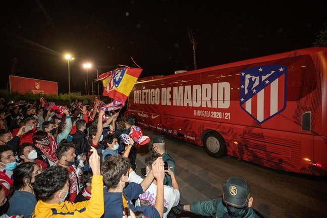 El autobús del Atlético de Madrid llega esta noche a la Ciudad deportiva Wanda, en Majadahonda, tras ganar la Liga en el último partido de la competición en Primera División jugado hoy sábado en el estadio José Zorrilla ante el Real Valladolid. EFE/Rodrigo Jiménez