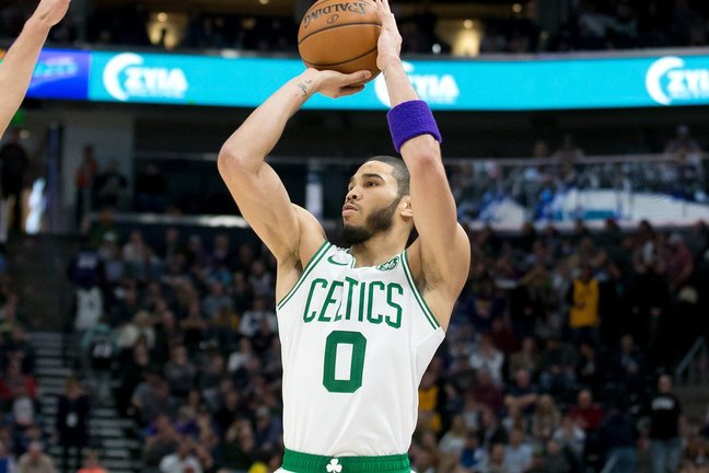 Jayson Tatum (d) de los Boston Celtics en acción.