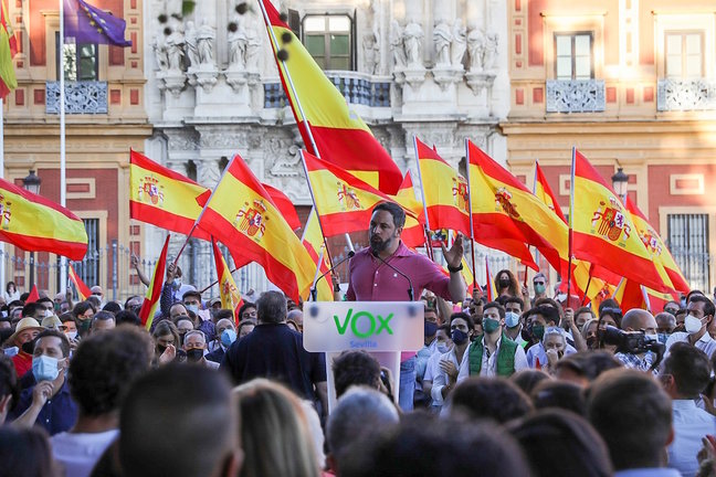 El presidente de Vox, Santiago Abascal, interviene en una concentración ante el Palacio de San Telmo de Sevilla. / MARÍA JOSÉ LÓPEZ