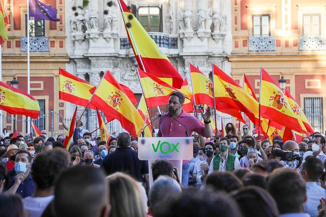 El presidente de Vox, Santiago Abascal, interviene en una concentración ante el Palacio de San Telmo de Sevilla.