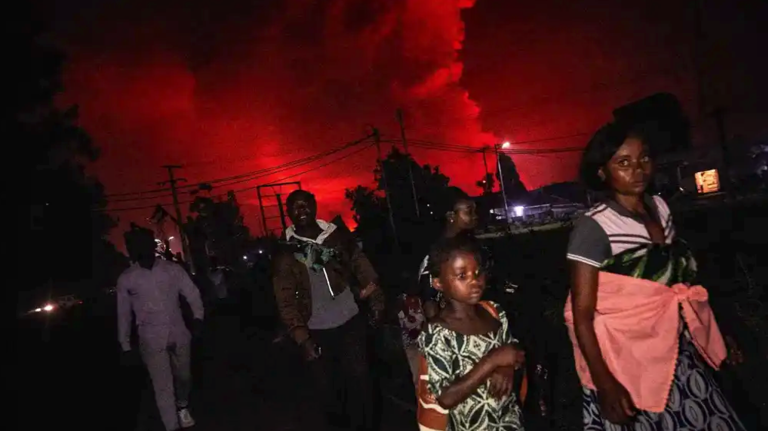 Los habitantes de Goma, en el Congo, huyen del avance de la lava del volcán Nyiragongo. EFE