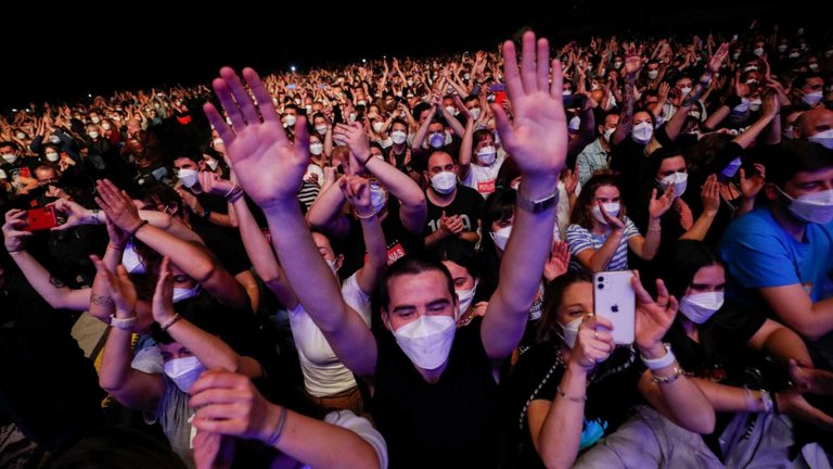 Barcelona celebra el primer concierto masivo en pandemia con Love of Lesbian
27 mar 2021