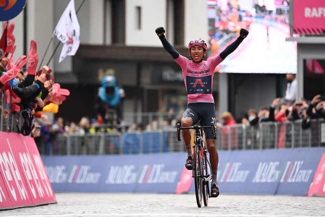 El colombiano Egan Bernal asesta un duro golpe a sus rivales en la etapa reina del Giro de 2021.
