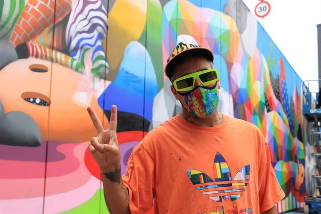 El artista cántabro Okuda San Miguel quiere acercar el arte urbano a todo tipo de público con su obra "The rest of the rainbow zebra", el mural con más de cien colores diferentes que ha creado para una de las paredes del centro comercial Bahía Real, en Camargo. EFE/ Celia Agüero Pereda