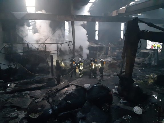 Incendio en una nave industrial de Polanco.