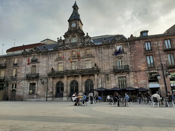Vista de la sede el Ayuntamiento de Torrelavega, el Palacio del Bulevar Demetrio Herrero.