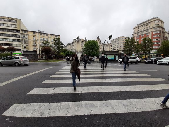 Vista de varias personas cruzando la calle frente al Ayuntamiento de Santander. / D. Diaz