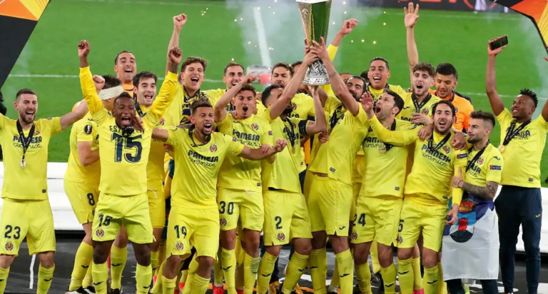os jugadores del Villarreal celebran su victoria en la final de la UEFA Liga Europa que han disputado frente al Manchester United en el estadio Arena Gdansk, en Gdansk, Polonia. EFE/Kiko Huesca.