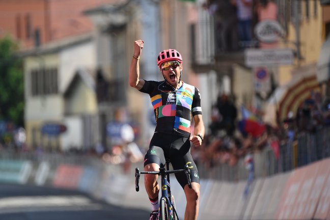 El ciclista italiano Alberto Bettiol (EF Education-Nippo) gana la etapa 18 del Giro de Italia 2021, disputada entre Rovereto y Stradella sobre 231 kilómetros