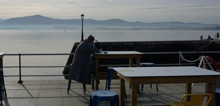 Una persona en una terraza en las inmediaciones del Palacio de Festivales en Santander. / HARDY